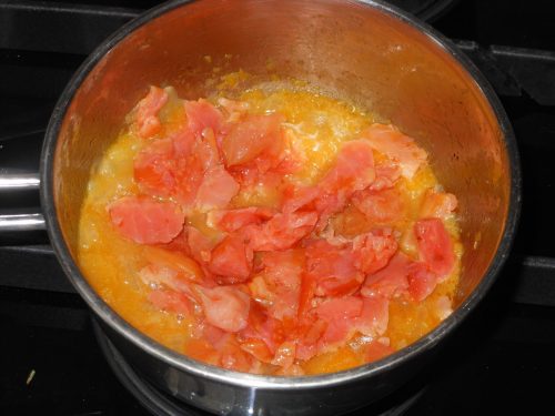 preparazione risotto con zucca e salmone affumicato