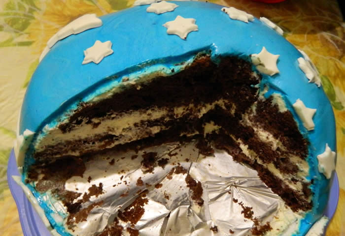 torta al cioccolato con glassa celeste